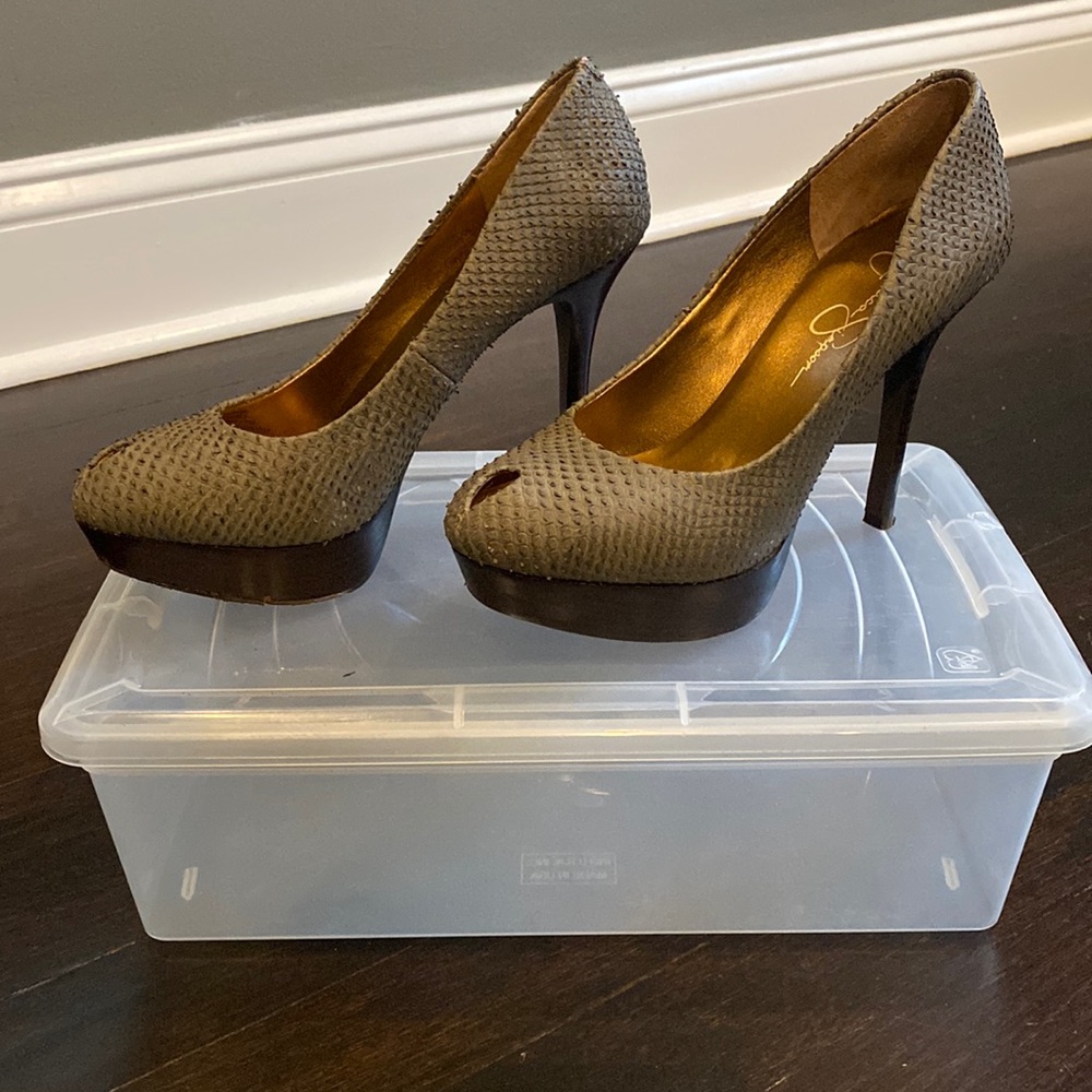 Jessica Simpson gray heels size 6.5